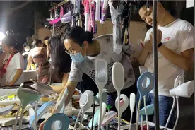 郑州健康路夜市有摊位被二次转租致摊位费抬高，当地介入严查图片