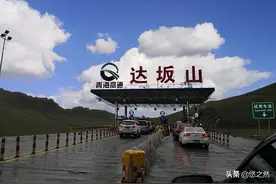 自驾青甘大环线，友车发生车祸，车损严重人无恙图片