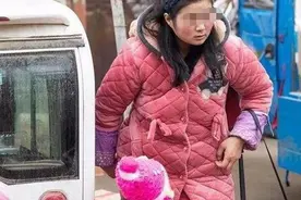 “睡衣妈妈”校门口接娃放学，网友：方便了自己，却伤了孩子自尊图片