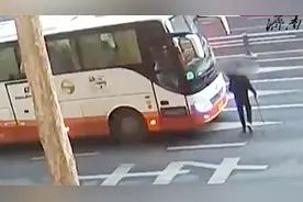 又是路怒惹的祸：超车起争执，男子别停大客车后理论，一怒砸车窗视频封面