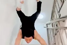 嘎子谢孟伟又惹争议，腿受伤后倒立下楼，遭痛批哗众取宠假酒喝多图片