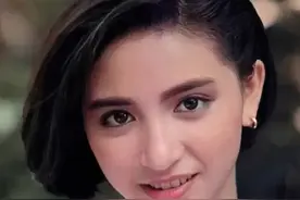 她嫁给了爱情，婚后被老公宠成公主，53岁宛如18岁少女图片