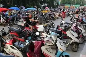 电动车可“领证”新措施实施当天 不少海口市民去买电动车了图片