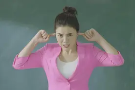 小胖上课睡觉被美女老师提问，情急之下唱歌解围，嗓门真亮视频封面