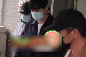 唐艺昕产后出院！张若昀手抱孩子现场派发红包，满脸的笑容图片