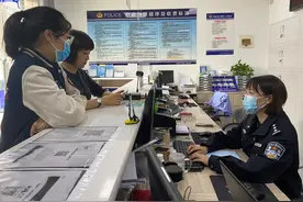 秦都公安分局户籍窗口国庆期间积极践行“我为群众办实事”活动图片