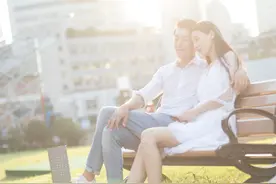 女人到了中年，还有异性主动示爱，是有原因的图片