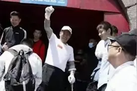 64岁无腿骨癌老人登顶泰山：年轻时的梦想 为此负重锻炼一个月图片