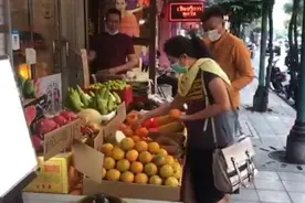 记者观察丨疫情之下 泰国按摩店靠卖水果蔬菜自救图片