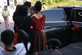婚车旁伴娘怒骂新郎：给我滚！新娘在一旁冷眼旁观，知情人：下车礼没谈妥图片