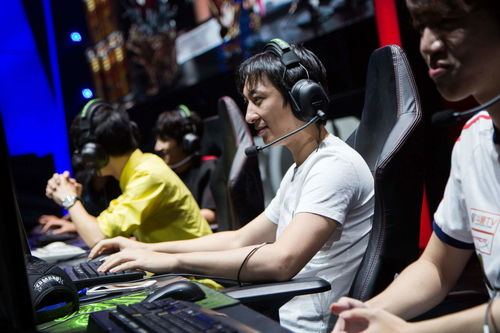 游戏圈最出名的神豪，官方专门为他设服务器，装备能换上海一套房