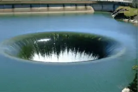 葡萄牙湖面神秘的“地球破洞”是怎么回事？水最终流向了哪里？图片