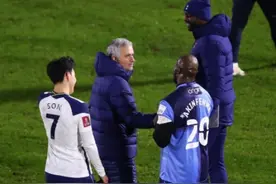 什么叫国际巨星！穆里尼奥被最壮球员拉住合影，孙兴慜也被逗笑了图片