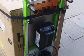 广东新出一款“爬楼机”，上下楼轻松省力，农民工的福音图片