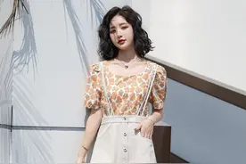 「法式减龄」吊带套装裙，单排扣半身裙+花色T恤，气质又女神图片