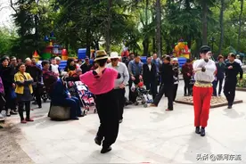 城市公园里白天跳舞的都是哪些人？图片