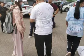 衡水中学高考最后一天：考完分批出校门，家长提前一晚将车停校门口，老师和同学拥抱挥别图片