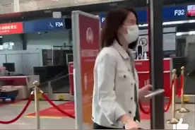 袁咏仪在机场炫富引争议，手提37万名牌包包，戴27万手表太奢侈图片