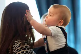 为什么娃总爱打妈妈的脸？婴儿沟通的“独家方式”，隐藏满满的爱图片