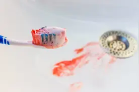 牙齿出血可能不只是牙的问题，重视健康警报，出现3种情况别大意图片