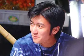 谢霆锋剧组过生日，张柏芝三子作画配字爹地，蛋糕赫然其上图片