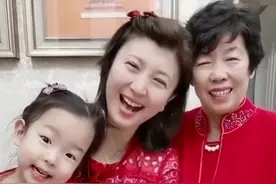 闫学晶二胎女儿罕见曝光，小眼睛大耳朵超可爱，大儿子已结婚图片