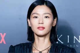 全智贤久违露面大变样，穿性感露腰裙瘦成长脸，首次剪短发太成熟图片