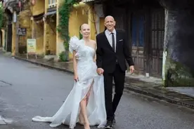 越南女子嫁大27岁美国丈夫，丈夫身患绝症，女子也剃光头发图片