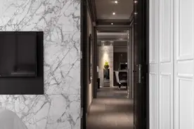 她将两套房子里头打通，客厅大到可以“踢足球”，网友：太豪气了图片