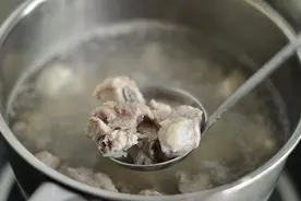 炖排骨时，有人先焯水，有人直接炖，大厨：全都不对，教正确做法图片