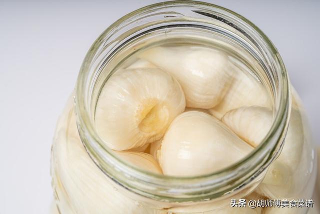 腌糖醋蒜时，别再放错醋了！多加2样，蒜更香更脆，放1年还不坏