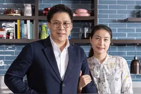 郭晶晶腹部平坦打破怀4胎传言，跟老公霍启刚挽手出镜，甜蜜十足图片