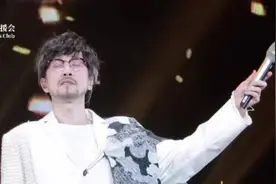 周传雄演唱会，万人合唱《黄昏》，狠狠地打了他“导师”的脸图片