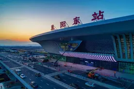 襄阳东站停车场即将收费，方案正在征求意见图片