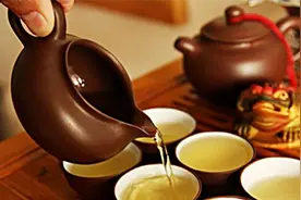 别人斟茶时，为啥要把食指、中指并拢，轻敲桌面三下？别再不懂礼图片