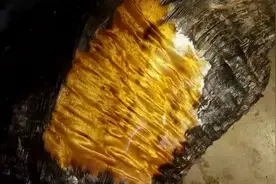 村民挖出“人形”木头，外皮蹭掉一块后发黄光，真的是捡到宝了吗图片