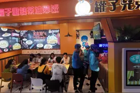 双胞胎兄弟合伙卖炒饭，机器制作，外卖平台常爆单图片