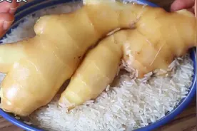 把大米炒糊泡茶喝，减脂刮油暖胃又消食，我家经常做，简单又好喝图片