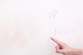白墙脏了不用重新刷，墙壁上抹一点，简单擦一擦就干净，省力省事图片