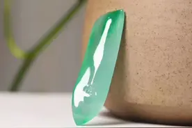 翡翠的另类鉴定方法：靠肉眼看颜色鉴定翡翠真假图片