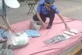 暖心！城管队员帮老奶奶选址“摆摊”，还成了她的第一位顾客图片