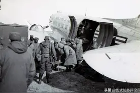 长津湖美军丑态：看到北极熊团被歼后，几百人假扮伤员乘飞机脱逃图片