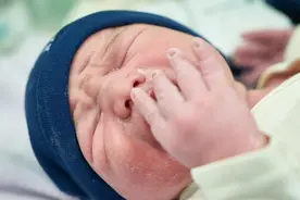 婆婆赌气生二胎，和儿媳一起被推进产房，宝宝出生后全家乱套了图片