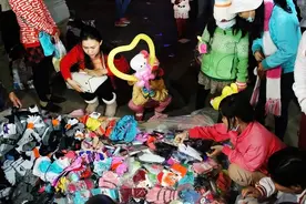 天津大哥摆地摊，一年狂赚100万，难道卖袜子也有套路不成？图片