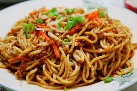 ​做凉面，记住面煮好不过凉水！教您一招，不坨有筋道，很解馋图片