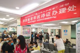 「我为群众办实事」在医院看病顺便就把老年优待证办了图片