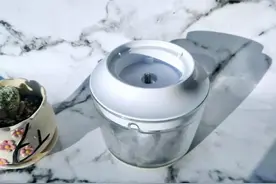 一台电动绞肉机，无线设计轻松清洁，功能强大方更便收纳图片