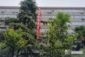 新城区老旧小区加装电梯 解决居民上下楼难题图片
