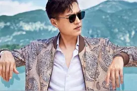 靳东30岁后的发型告诉我们：“方脸大叔的帅气得靠留对发型体现”图片