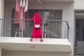 头顶红发、身穿红裙！女子在20多层阳台护栏外跳舞坠楼，房间内留有一封遗书图片